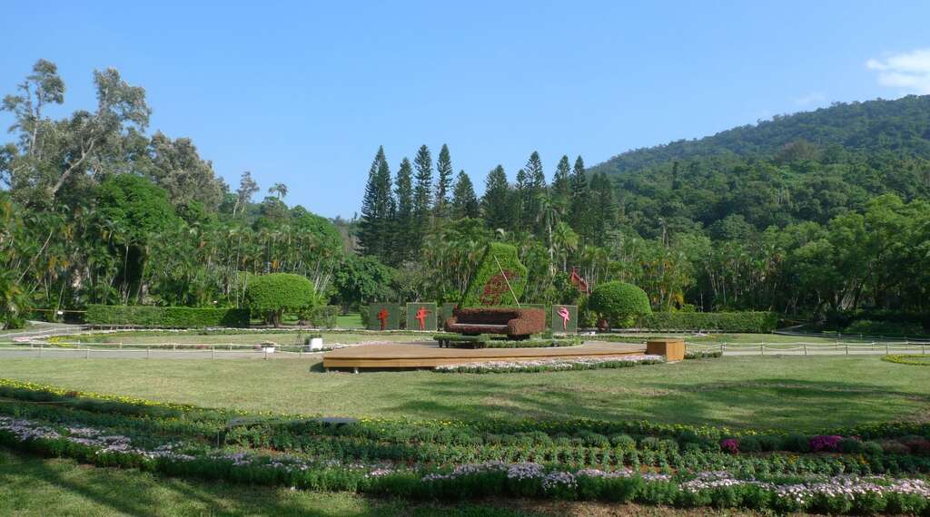 钢琴绿雕远景