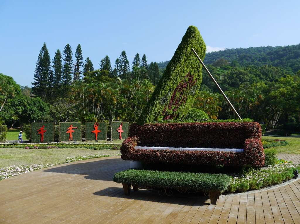 钢琴绿雕近景(一)