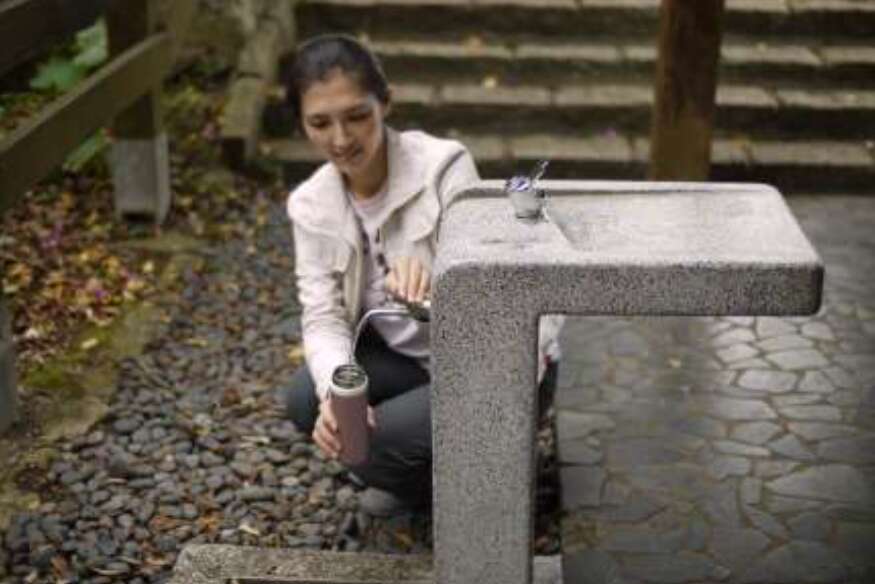 自在亭飲水機民眾取水