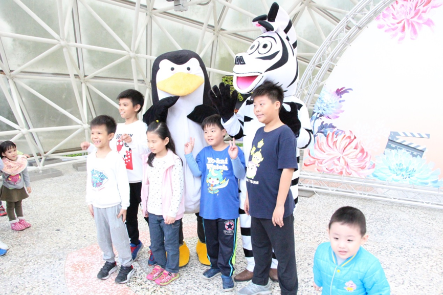 图5. 12月2日野餐拍照趣，小朋友们抢着与马达加斯加的企鹅、斑马开心合影