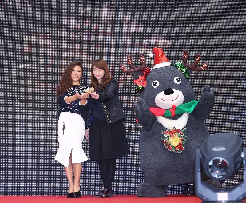 熊讚擔任禮物小天使，由北市觀傳局長簡余晏贈禮給艾怡良預祝跨年演出順利。