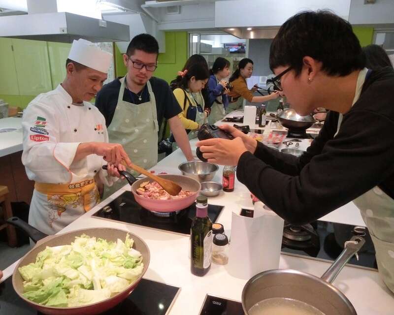 媒體部落客踩線團至「廚藝教室」體驗跟大廚迺菜市、做道地台菜的樂趣。