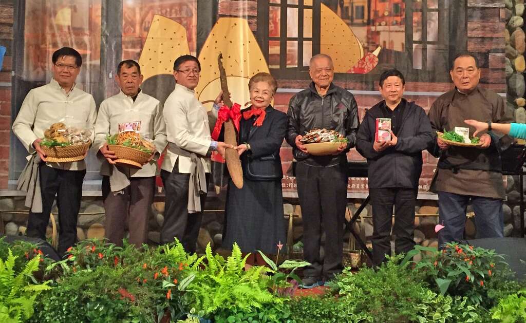 图1、（左起）士林区农会曾总干事、叶常务监事、叶理事长、柯妈、柯爸、北市产业局林崇杰局长、七星农业发展基金会庄光明共同行销阳明山山药产品。