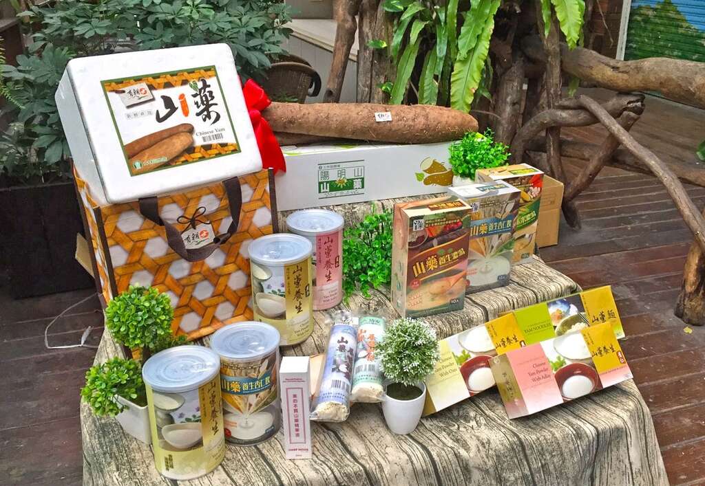 图2、山药飨宴现场展示士林阳明山山药相关商品。