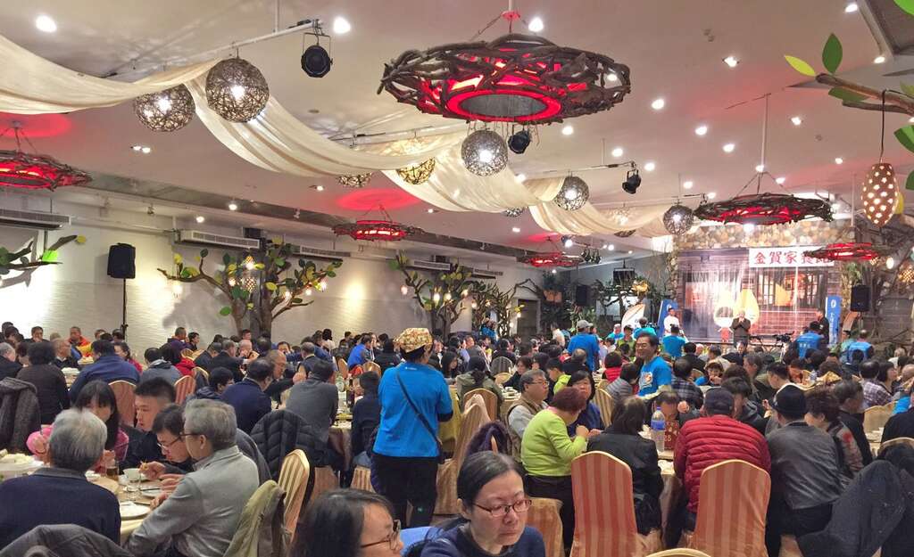 图3、山药飨宴热闹滚滚，民众开心品嚐丰盛美食。