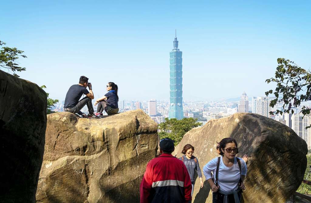 台北畫刊106年12月第599期—白天到深夜　璀璨閃亮台北城　耶誕、跨年　狂歡整月不停歇