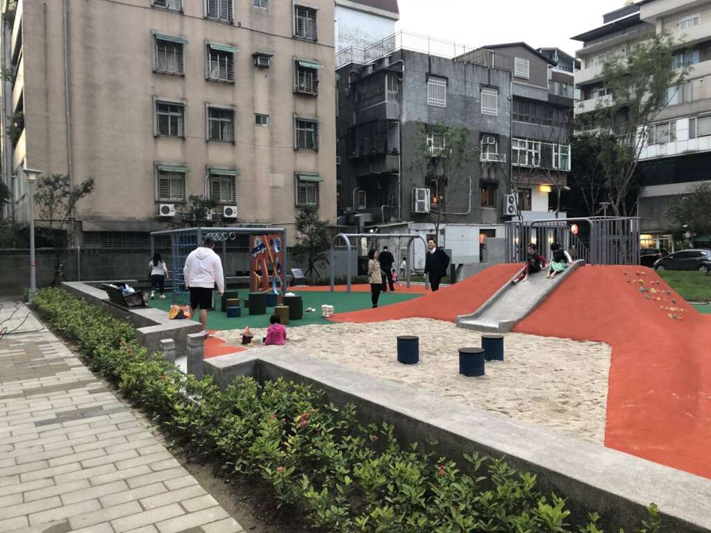 照片1：敦仁公园全新的「波力士大人」主题儿童游戏场