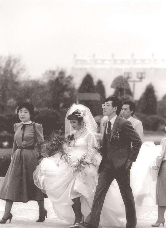 早期的新人通常是在结婚当天才拍摄婚纱照。（图／中央通讯社提供）