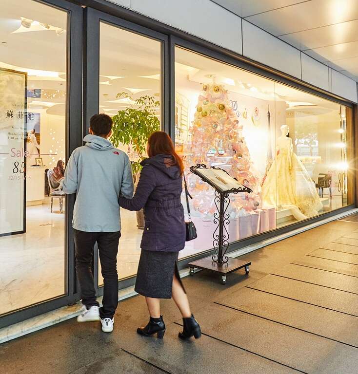 现今婚纱业便利的一站式服务，吸引准新人亲自到店内谘询相关需求。（摄影／黄建彬、梁忠贤）