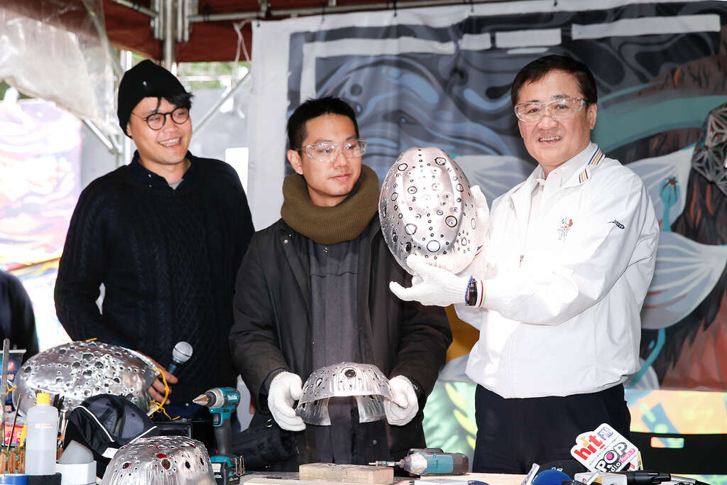 副市长陈景峻探班台北灯节制作团队 环保素材大变身 展现创意巧思
