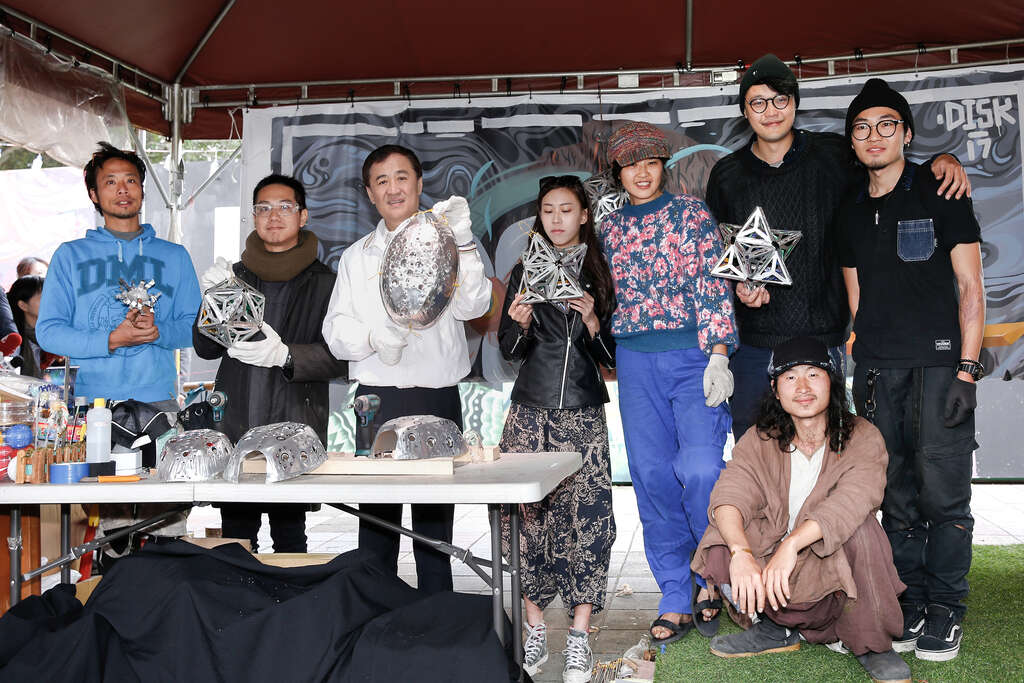 副市长陈景峻探班台北灯节制作团队 环保素材大变身 展现创意巧思