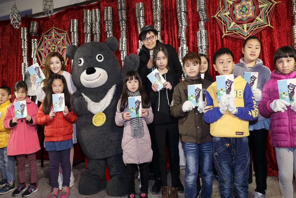 Selina敲打奶粉罐重温灯笼乐 与家扶儿童打造台北灯节花灯 「重量级偶像」惊喜现身现场嗨翻 与阿福合组「当日限定灯笼CP」