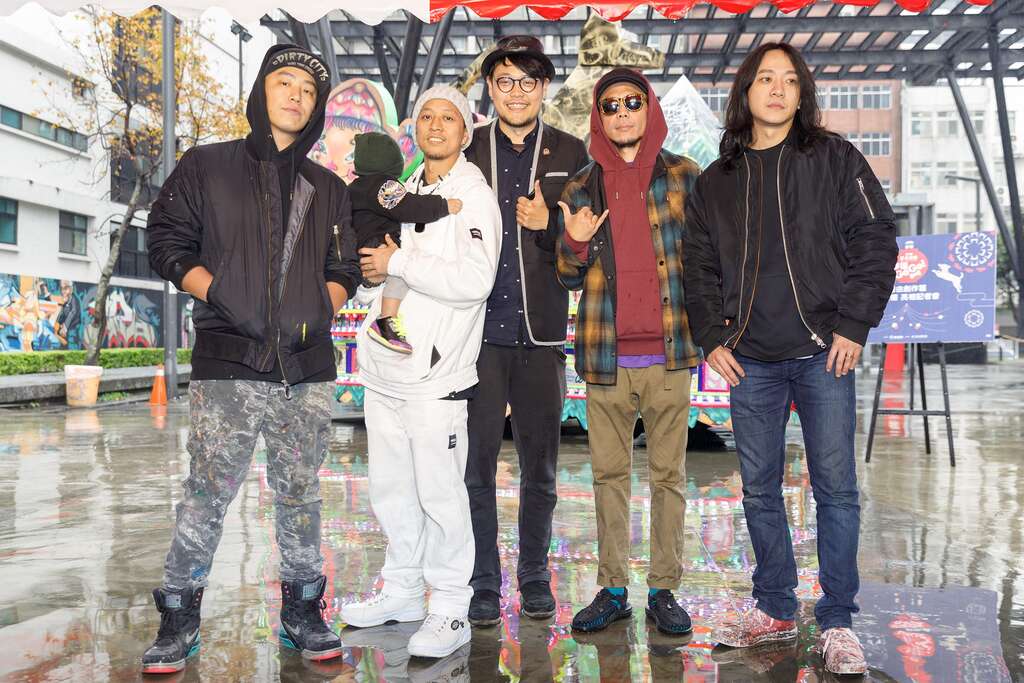 艺青阁花车混搭风全台首见 《角头2》惊呼巨型土狗超吸睛 潮流vs.民俗混搭有看头 巨狗昂首华丽花灯好惊艳