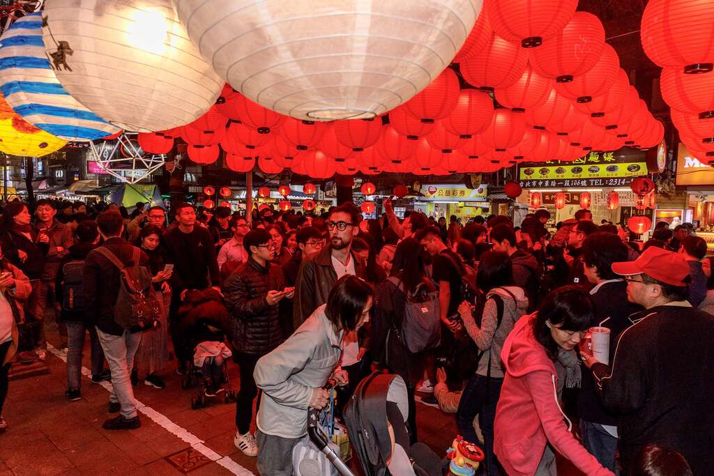 浪浪彩繪燈搭配大紅燈籠為燈區帶來幸福喜氣