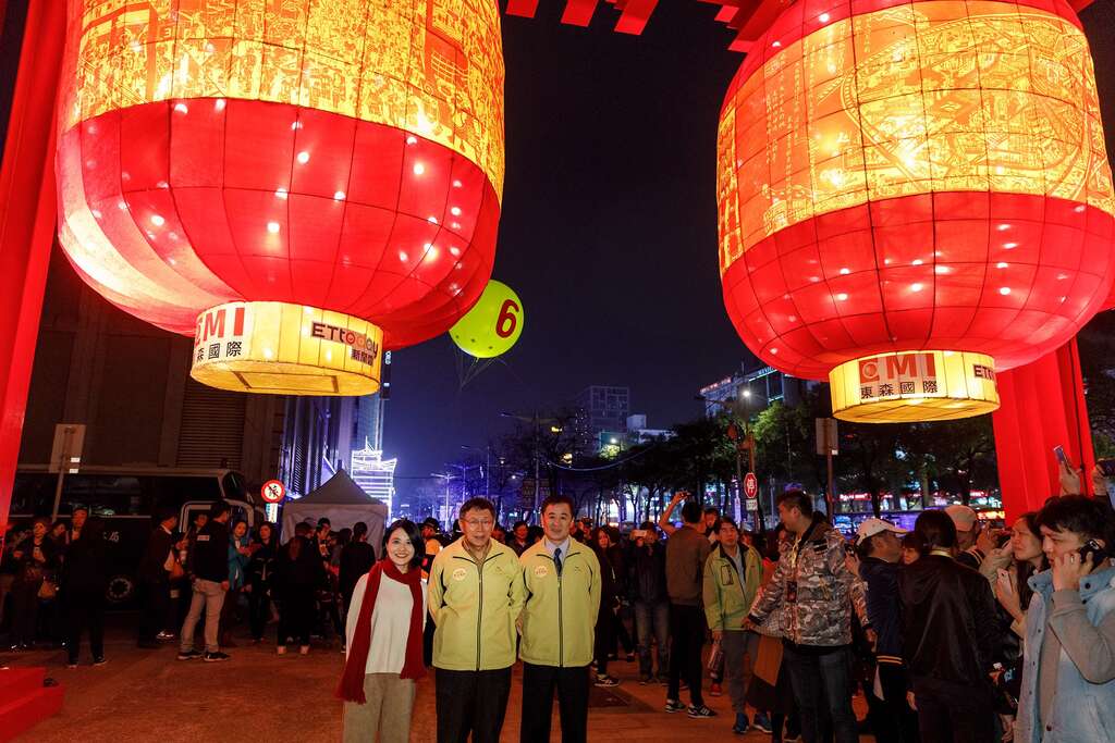 (由左到右)纸雕艺术家成若涵与市长柯文哲、副市长陈景峻於祈福生子灯前合影