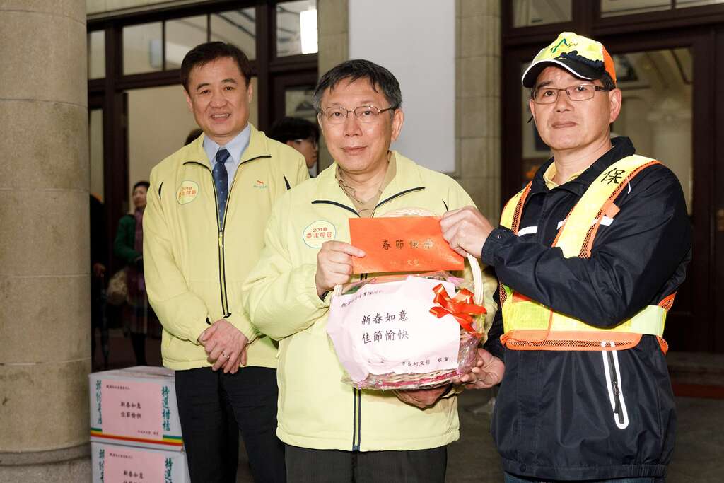 市长柯文哲致赠加菜金慰劳辛劳的环保局同仁