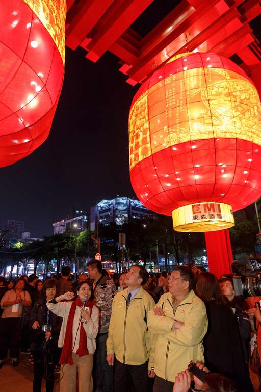 看到祈福生子灯巨型纸雕艺术让市长柯文哲感到惊艳