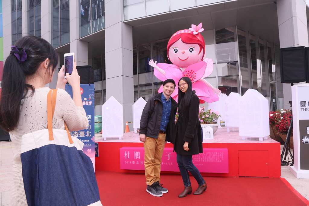 觀傳局推出可愛杜鵑花仙子花燈，打造臺北杜鵑花城，民眾爭相拍照打卡