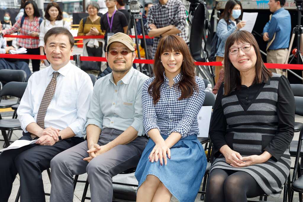 （由左到右）台北市副市长陈景峻、文化局长锺永丰、观传局长陈思宇、文化局副局长李丽珠为踩街大游行造势合影。