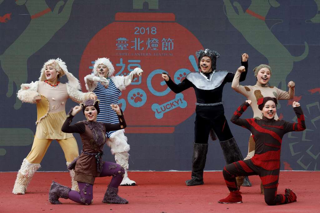 如果儿童剧团呼应金狗年为踩街大游行扮装演出。