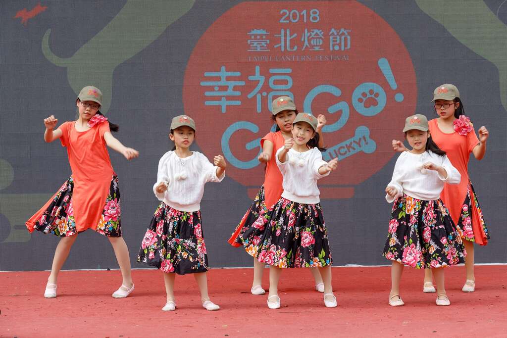 哈客童谣营为踩街大游行增添可爱活力。