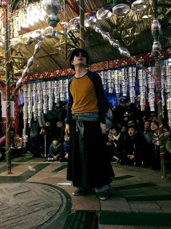 今晚8点在「重生善性」的大妙人生小丑表演将搭配作品互动灯光秀，带给民众不一样的感官享受
