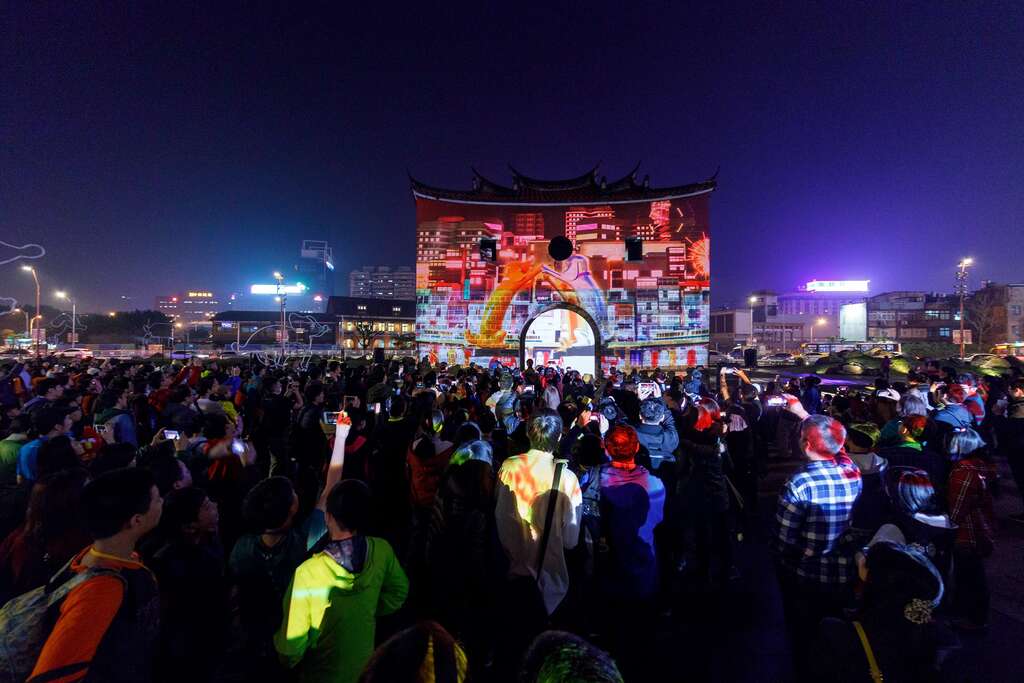 明(3)日20：20邀請民眾一起舉起手機打開閃光燈，完成巨大地景燈海，造就今年燈節最美麗的畫面。