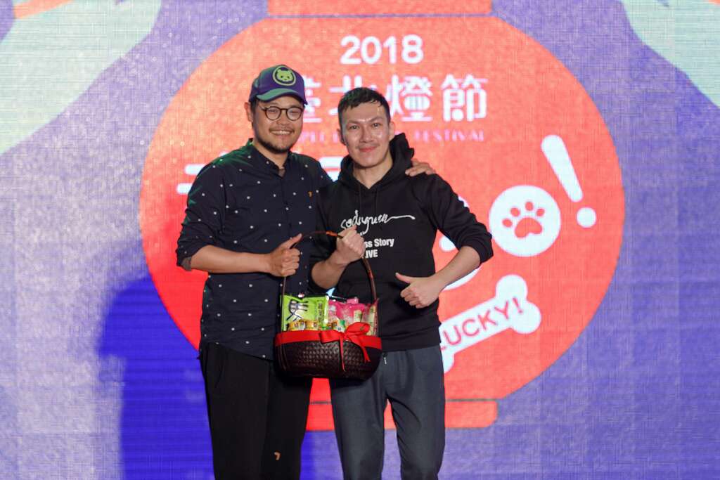 苏打绿团员阿龚送上补品为好友阿福加油打气。
