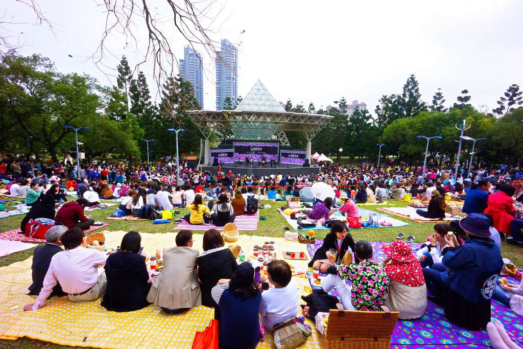 4月1日(日)觀傳局將在大安森林公園露天音樂台舉行杜鵑花季野餐音樂會，演唱卡司實力堅強