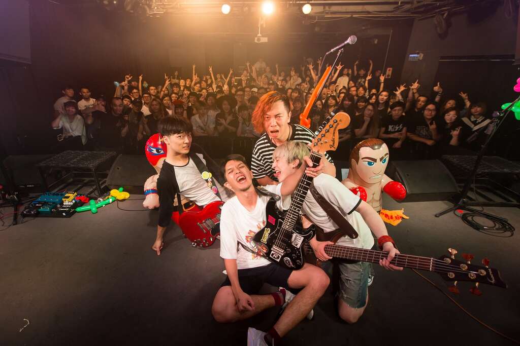 4月7日Simon、渣泥、粗大Band、黑鸢Milvus师大公园开唱!图为粗大Band。