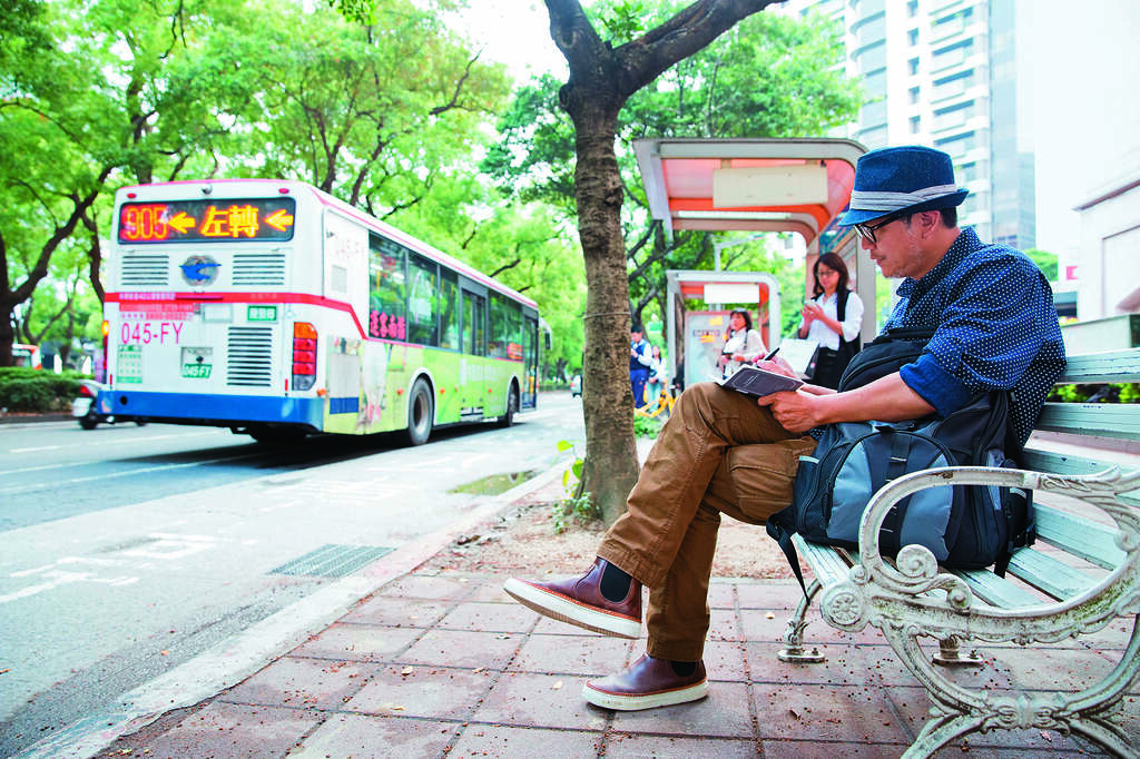 敦化南路是工头坚最喜欢的一条路，放空时，他会搭着公车在市区来回。（摄影／赖智扬）
