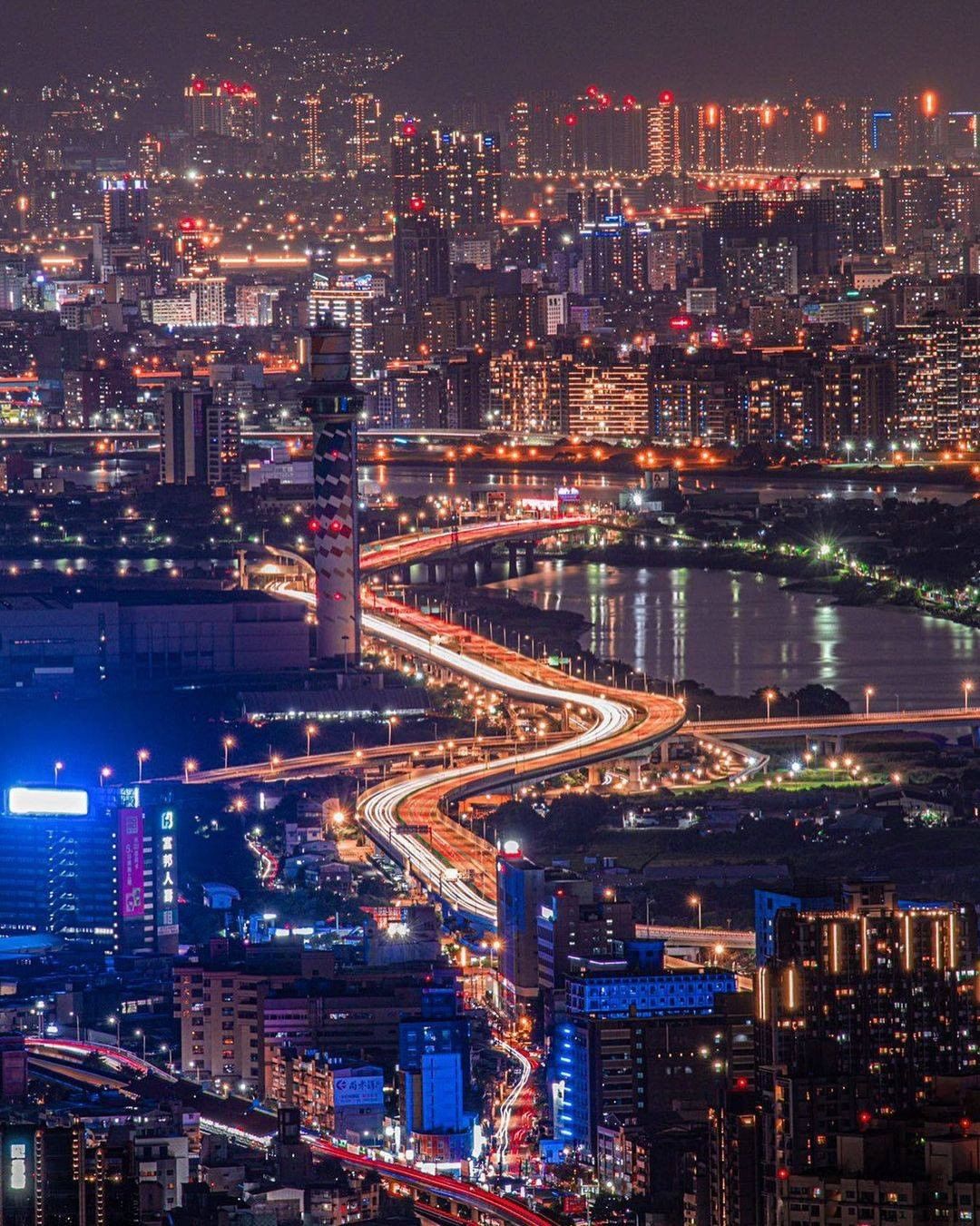除了大家熟知的陽明山 貓空 劍南山等知名的看夜景勝地 大台北地區還有哪裡可以看夜景呢 位在北投的 四季長廊觀景台也是個看夜景的好去處 能一覽大台北的美麗夜色
